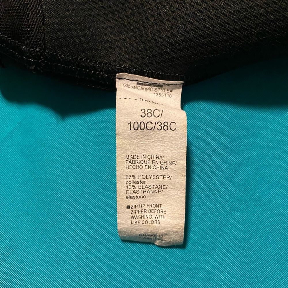 Under armour, womens black sports bra, 38C - Picture 3 of 3
